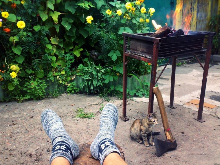 Русские на шашлыках в дождь