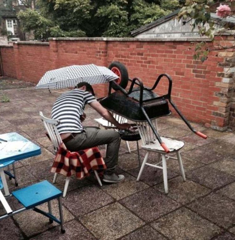 Человек танцует под дождем