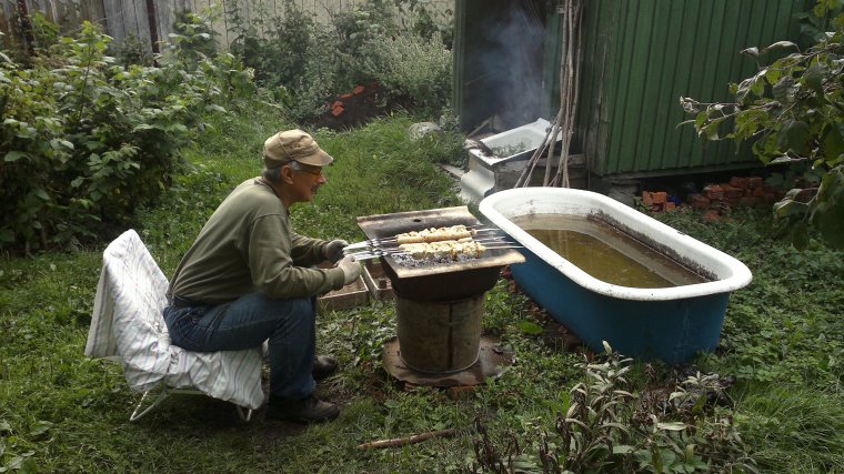 Шашлык на даче под дождем