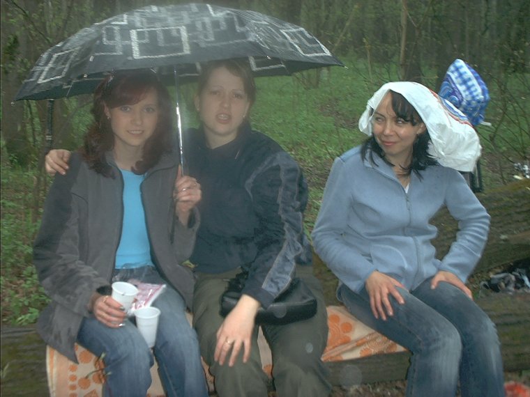 Русские на шашлыках в дождь