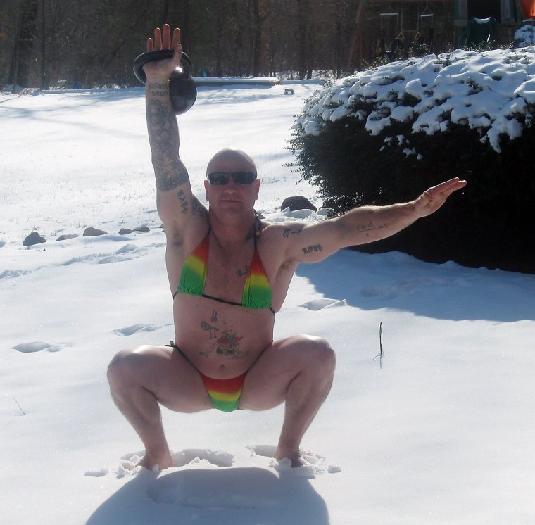 Мужик в купальнике зимой