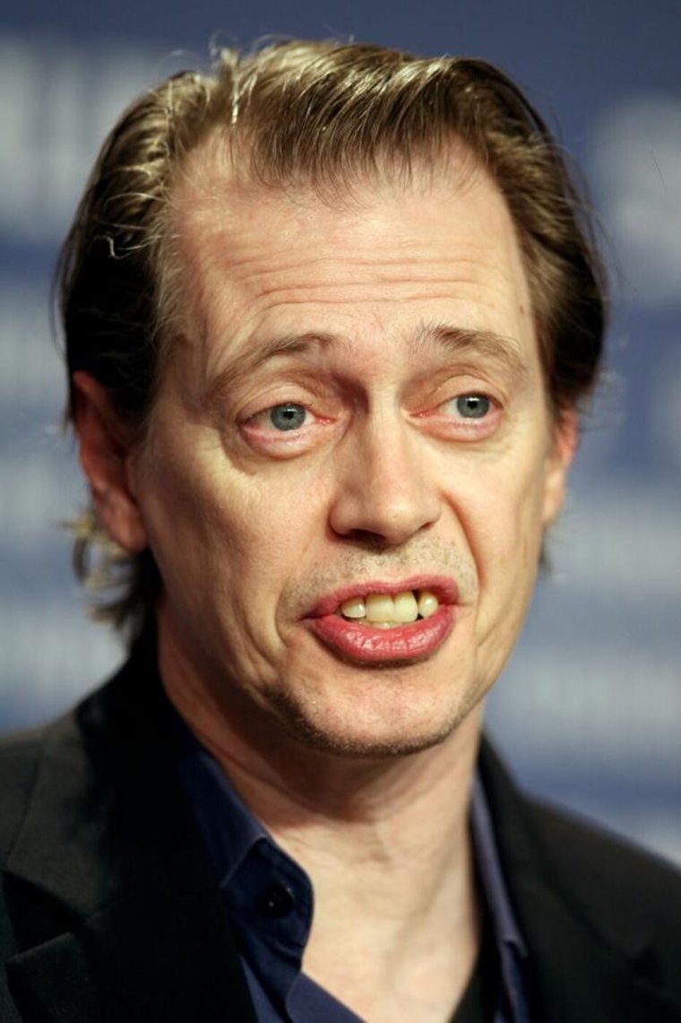 Стив Бушеми улыбается