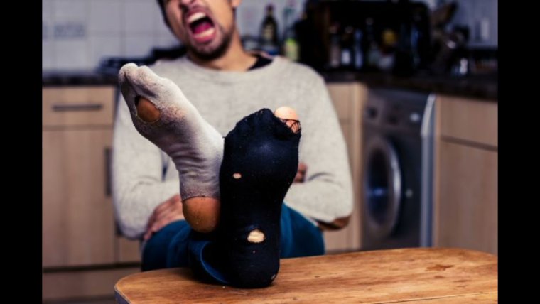 Мужчина в носках