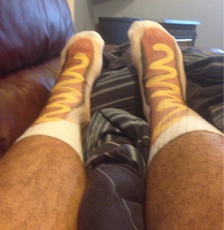 Смешные носки на ногах