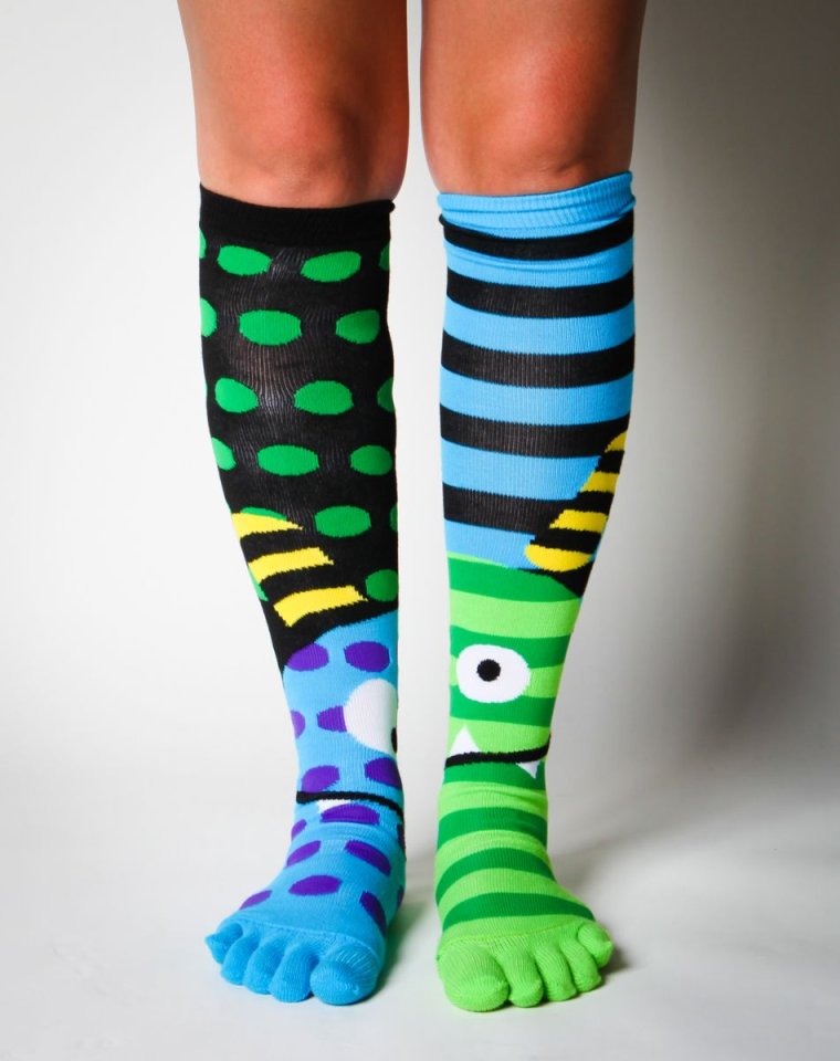 Разные носки на ногах