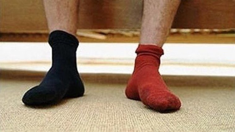 Мужчина в носках