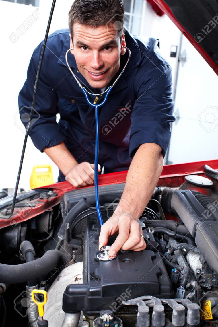 Автомеханик в масле