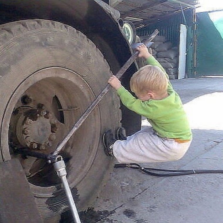 Механик в гараже