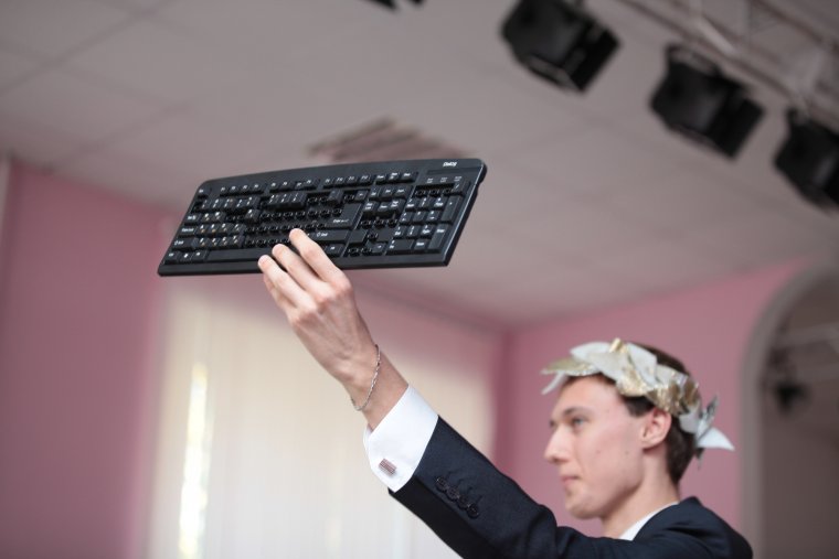 Электрик с паяльником