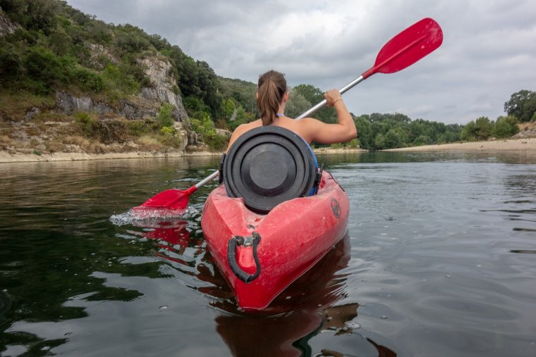 Девушка на байдарке