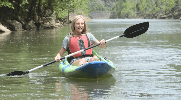 Плавать на байдарке