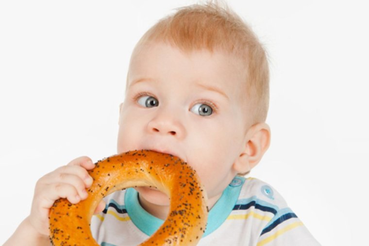 Мальчик ест Бублик