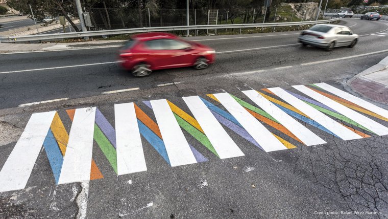 Яркая дорожная разметка