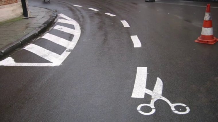 Дорожная разметка на асфальте