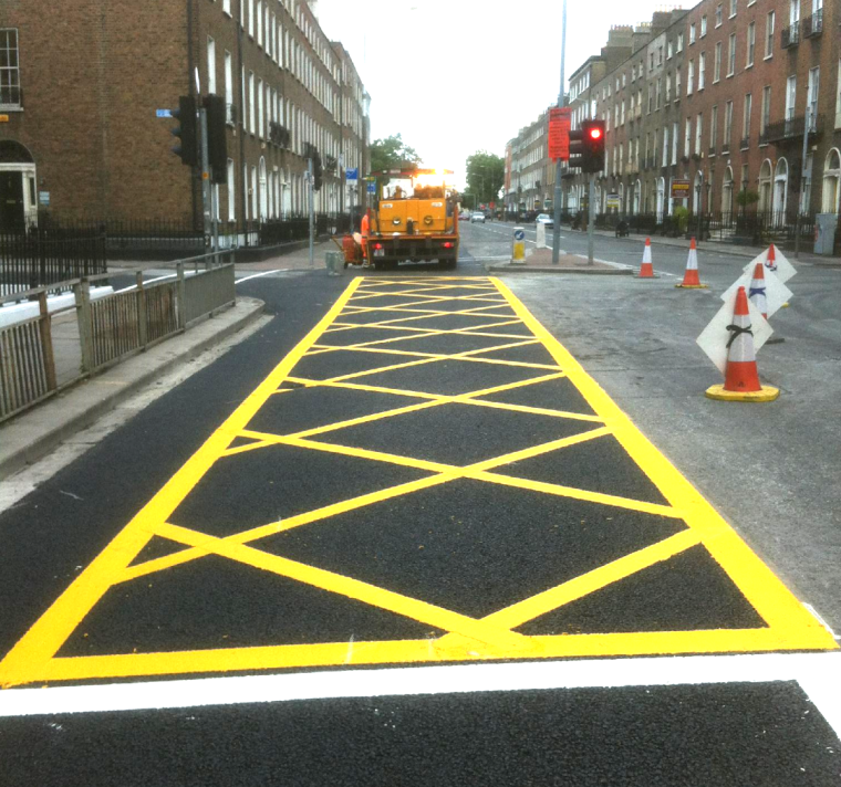 Красят дорожную разметку в снегу