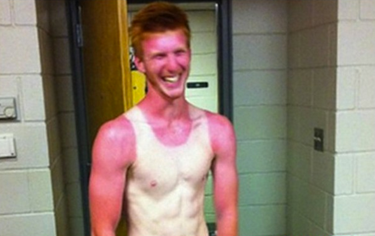 Сильно загорелая женщина