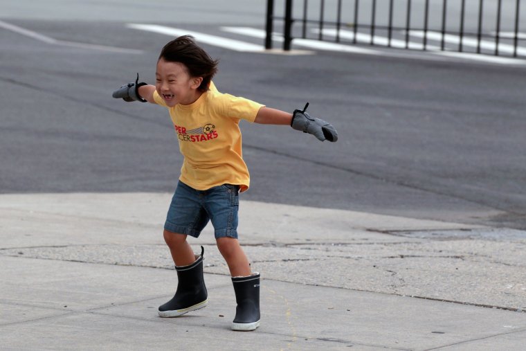 Человека сдувает ветром