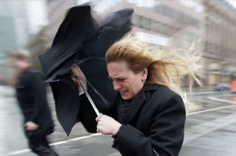 Девушка и сильный ветер