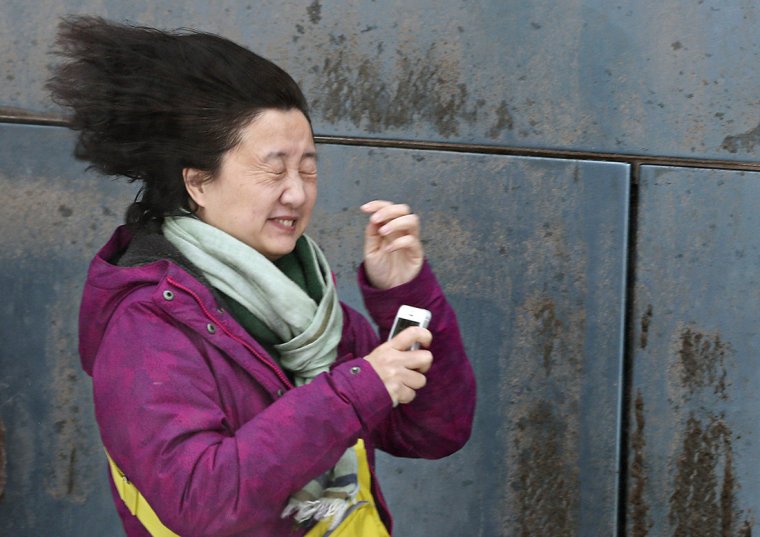 Человека сдувает ветром