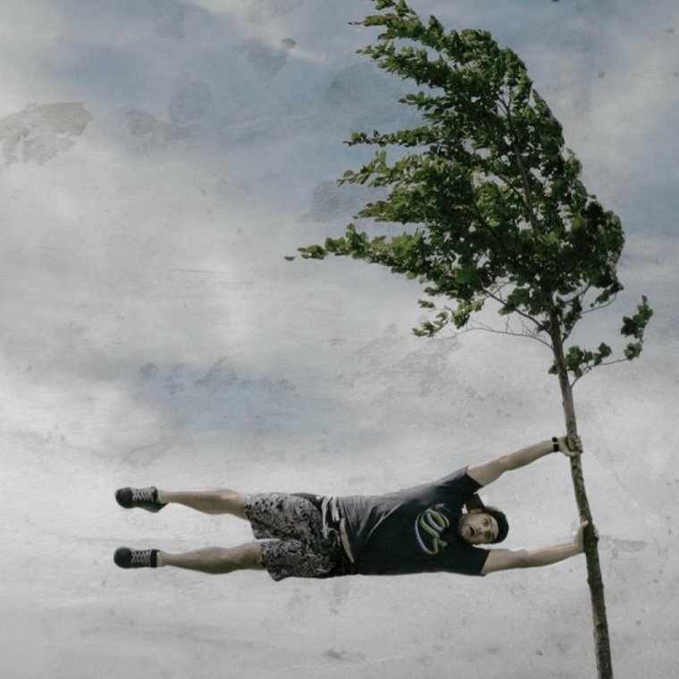 Девушка и сильный ветер