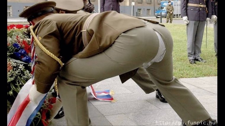 Порванные штаны смешное