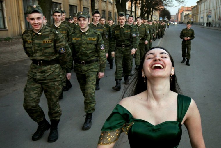 Рота солдат и девушка