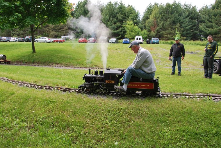 Джейсон Стэтхэм на паровозике