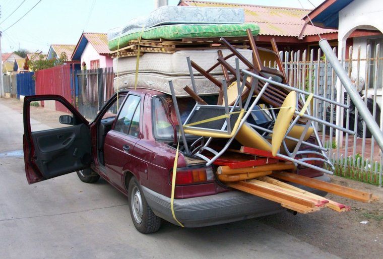 Легковое авто с грузом на крыше