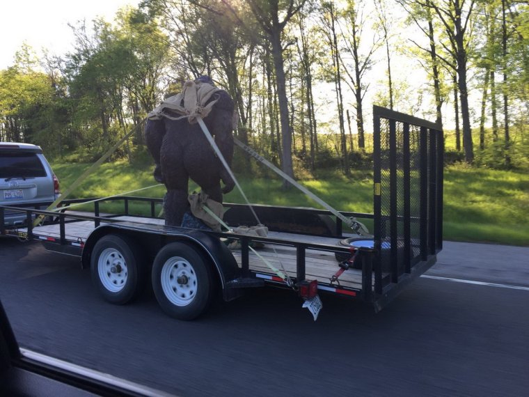Интересный автомобиль с грузом