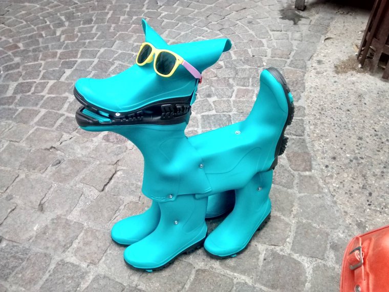 Собачка из резиновых сапог