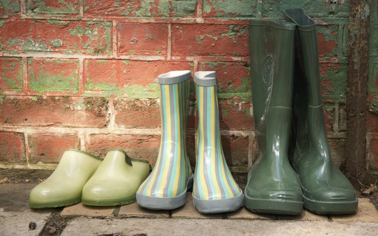 По грязи в резиновых сапогах