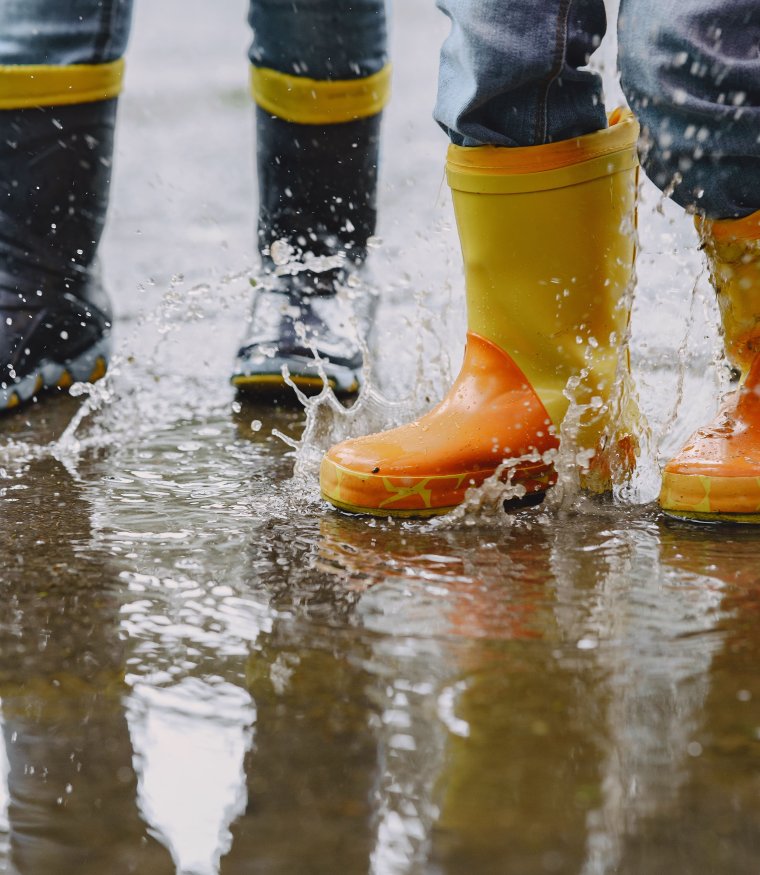 Резиновые сапоги на ногах