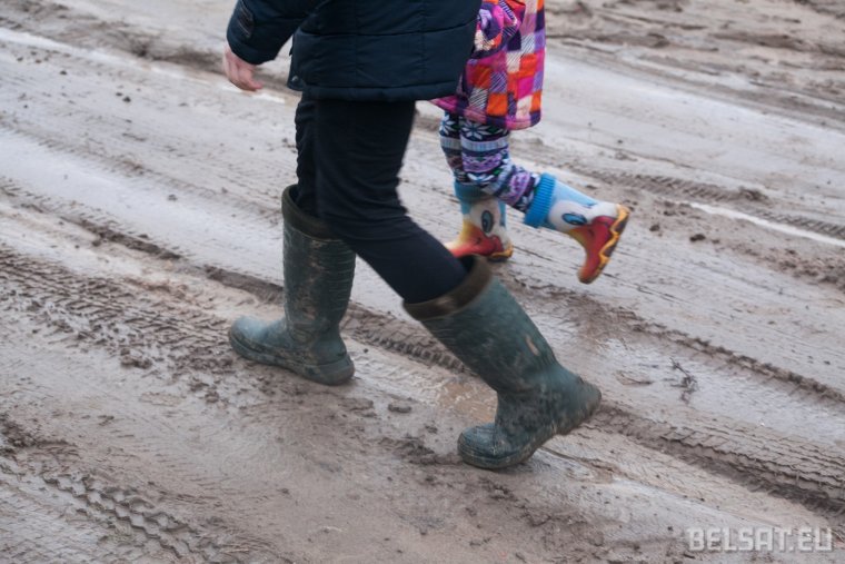 Дырявые резиновые сапоги