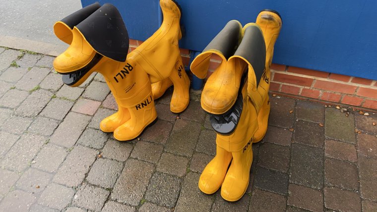 По грязи в резиновых сапогах