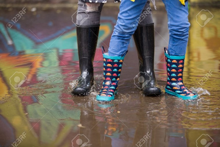 Резиновые сапоги в луже