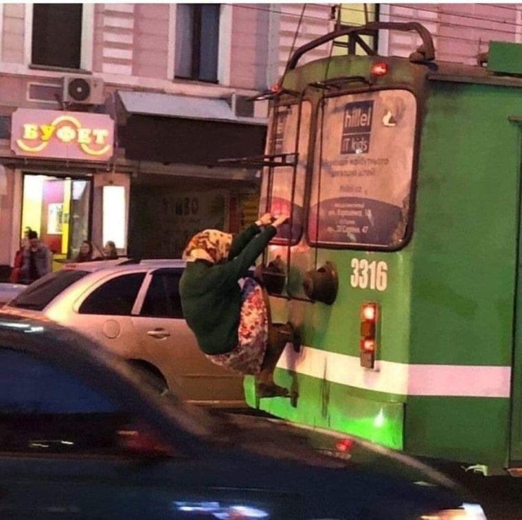 Бабка в троллейбусе