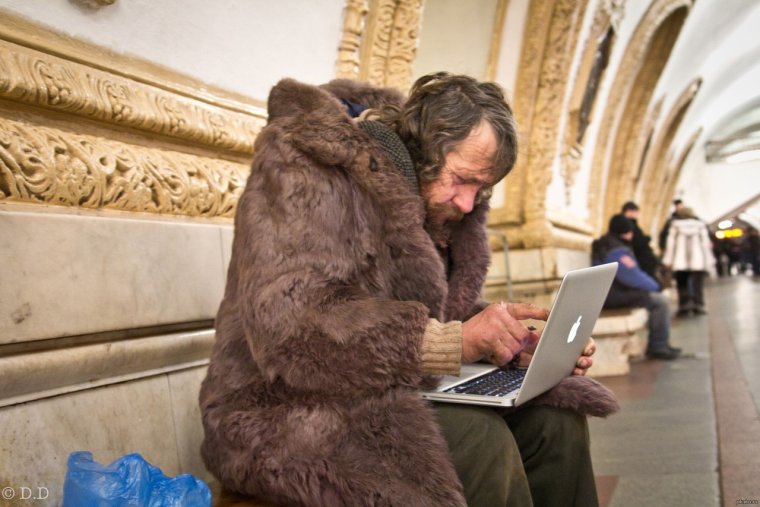 Бомж с макбуком