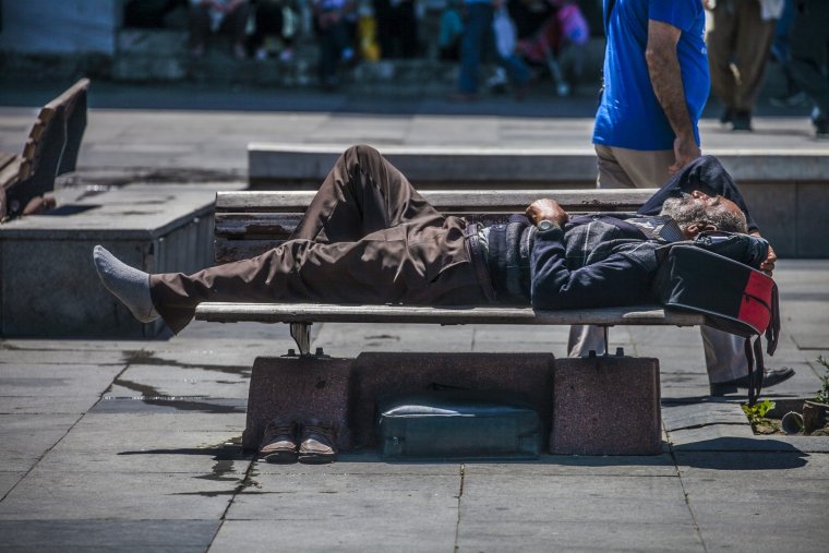 Толстый человек в кресле