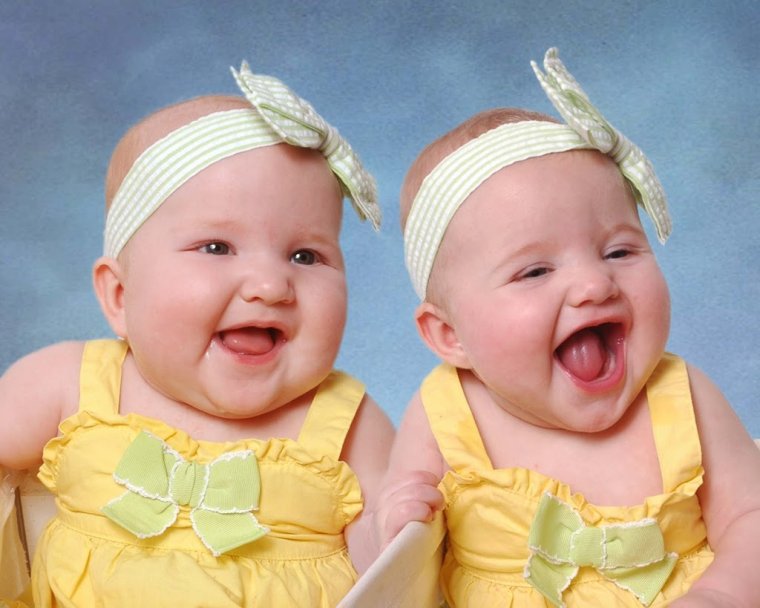 Смешные двойняшки девочки