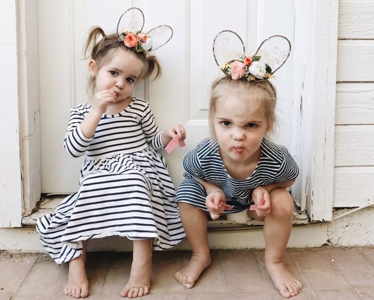 Модные маленькие близняшки