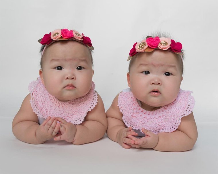 Маленькие детки двойняшки