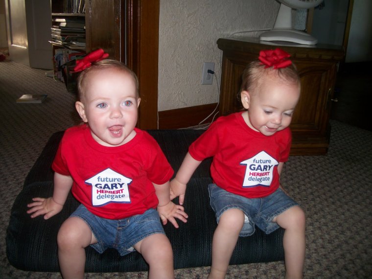 Прикольные двойняшки