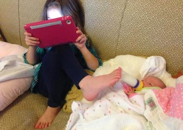 Старший ребенок приглядывает за младшим