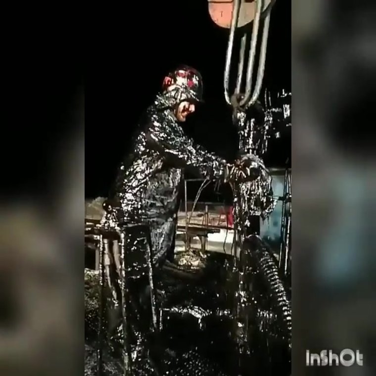 Помбур весь в нефти