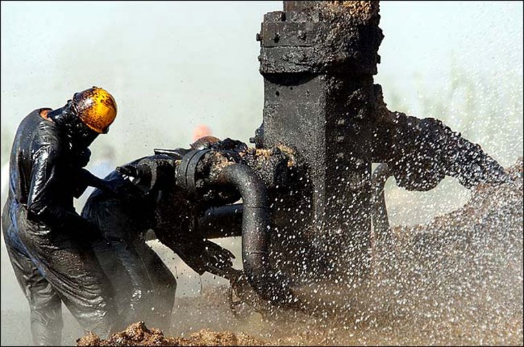 Нефтяники добывают нефть