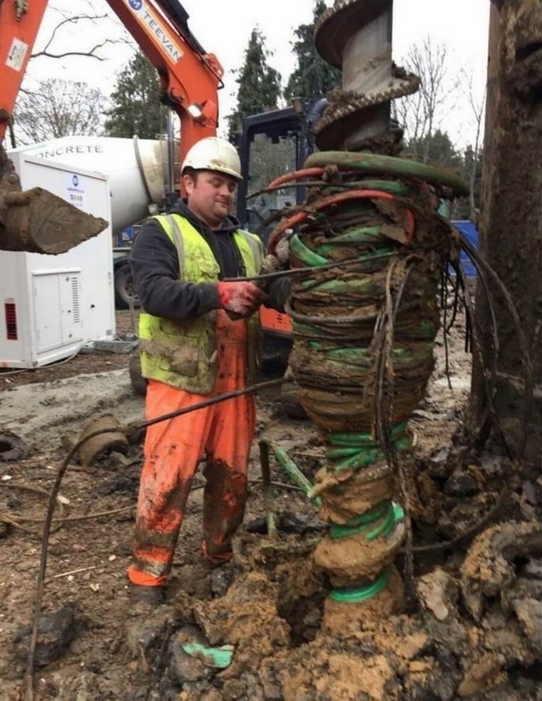 Бурение пробурили кабель