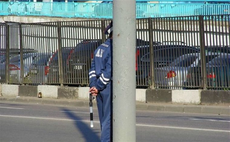 Гаишник спрятался