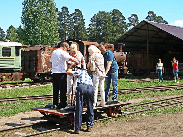 Дрезина деревянная