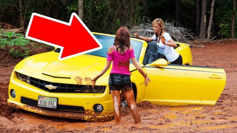 Девушка толкает автомобиль