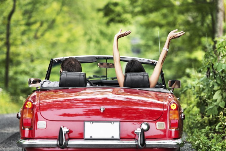 Девушка едет в кабриолете